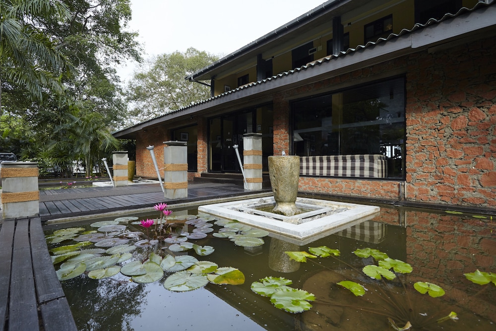 The Lake Hotel 45/50