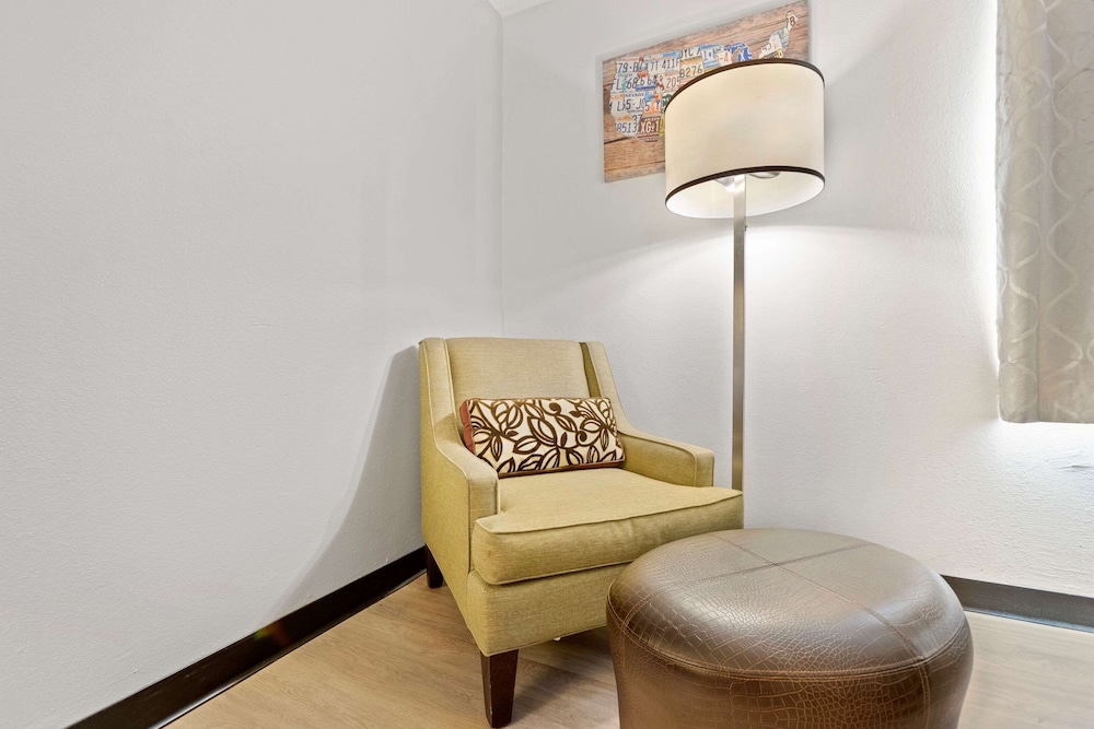 Days Inn By Wyndham Erie photo3