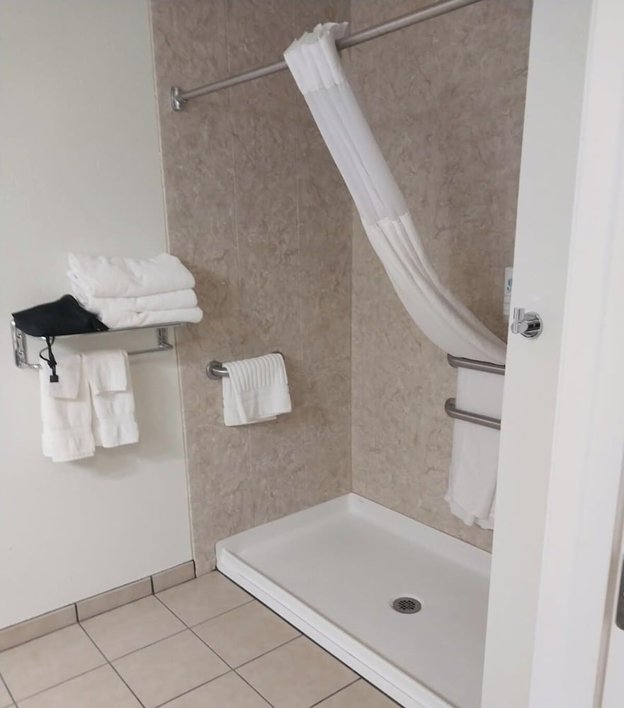 Country Inn & Suites by Radisson, Platteville, WI 44/48