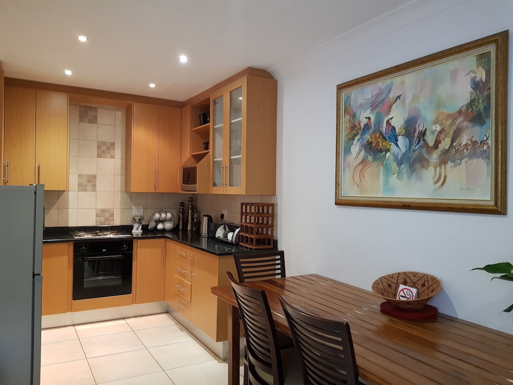 Six Valk Avenue Self Catering Guest House 26/50