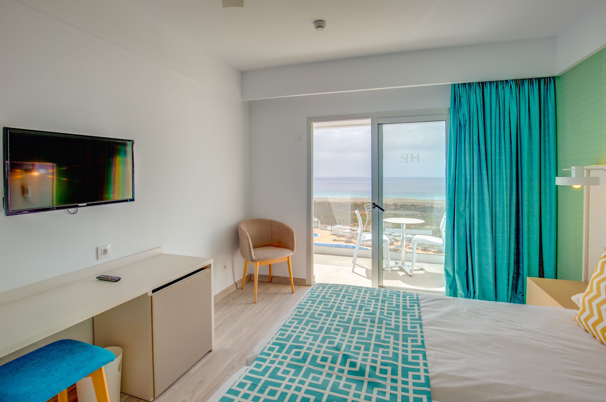 غرفة بسرير مزدوج بإطلالة على البحر، Sbh Maxorata Resort 6/7