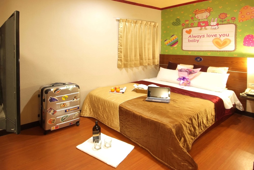 Golden Swallow Hotel 6/25