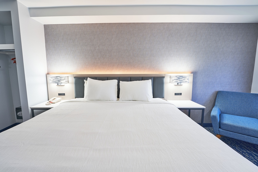 All Seasons Inn And Suites 14/26