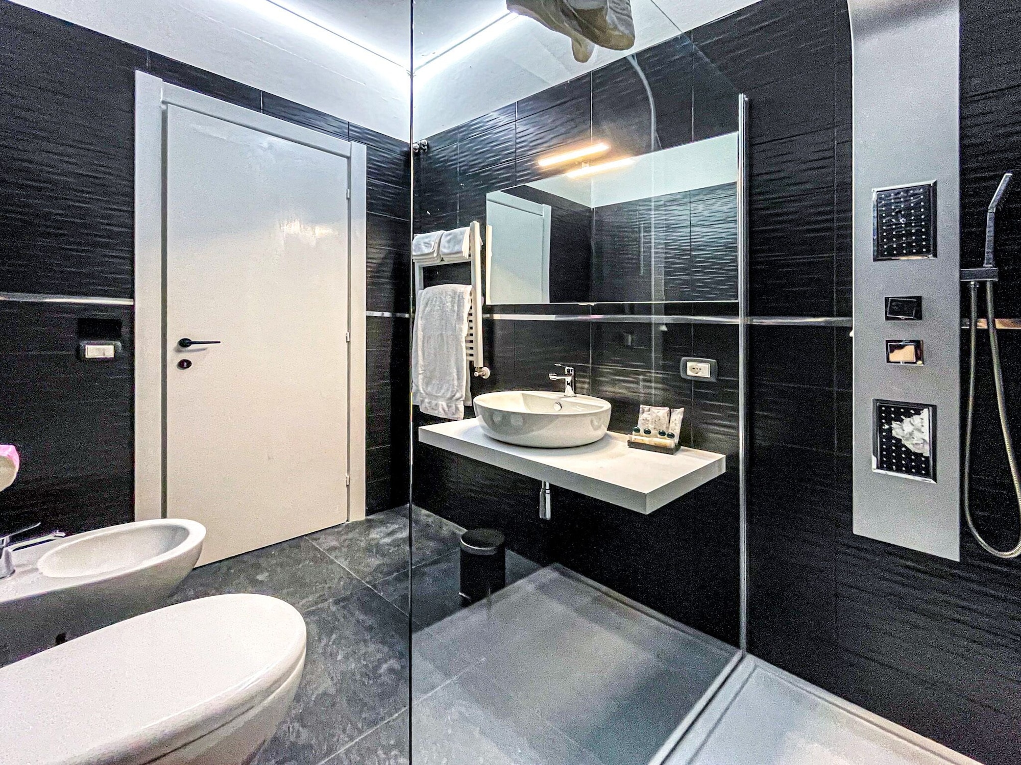 ROOM, TWIN BEDS