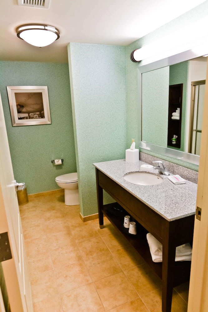 Hampton Inn Suites Exeter 49/52
