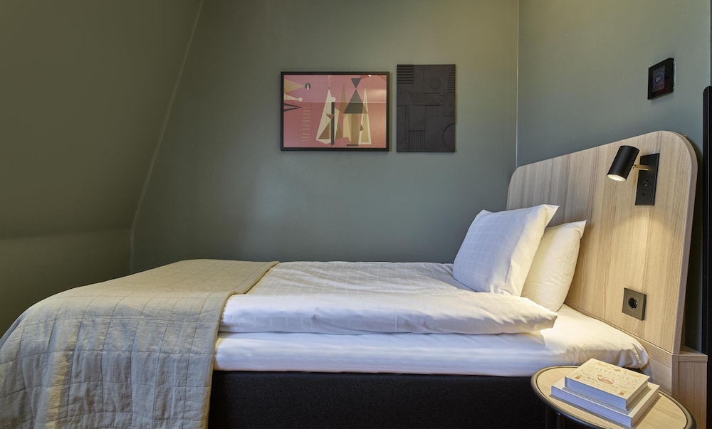 ROOM, SINGLE