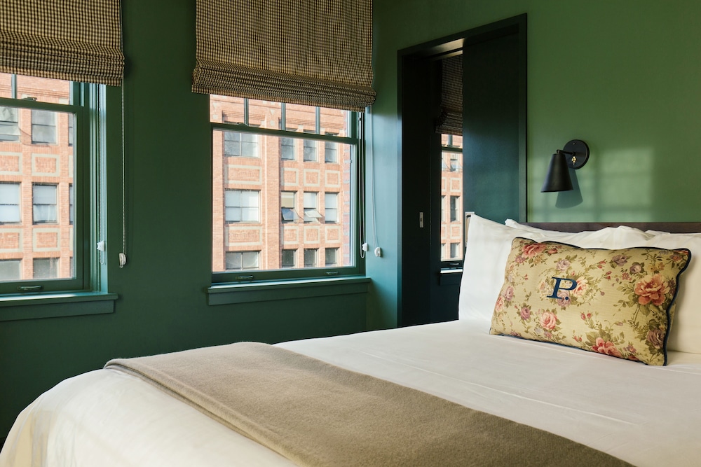 DELUXE, QUEEN BED