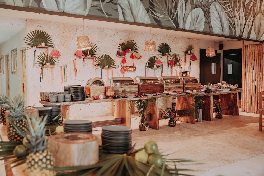 Petit Lafitte Hotel 36/53