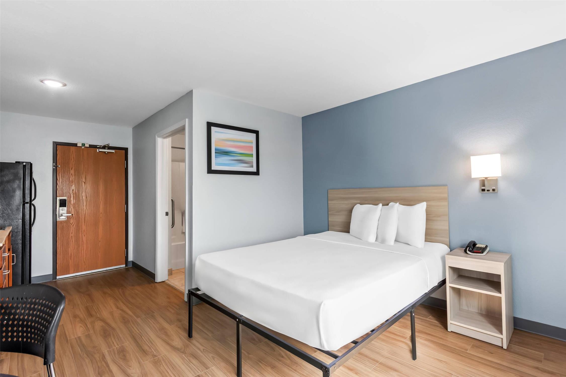 Efficiency, Queen Bed