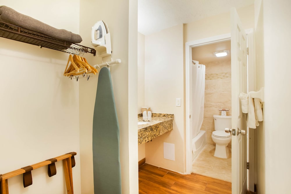 OYO Waterfront Hotel Cape Coral/Fort Myers, FL 49/51