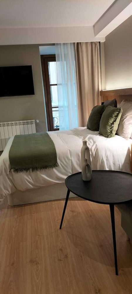 Zalle Oviedo Suites 6/15