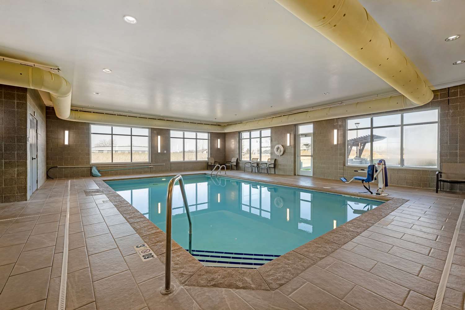 Best Western Plus Lakeview Hotel 20/48
