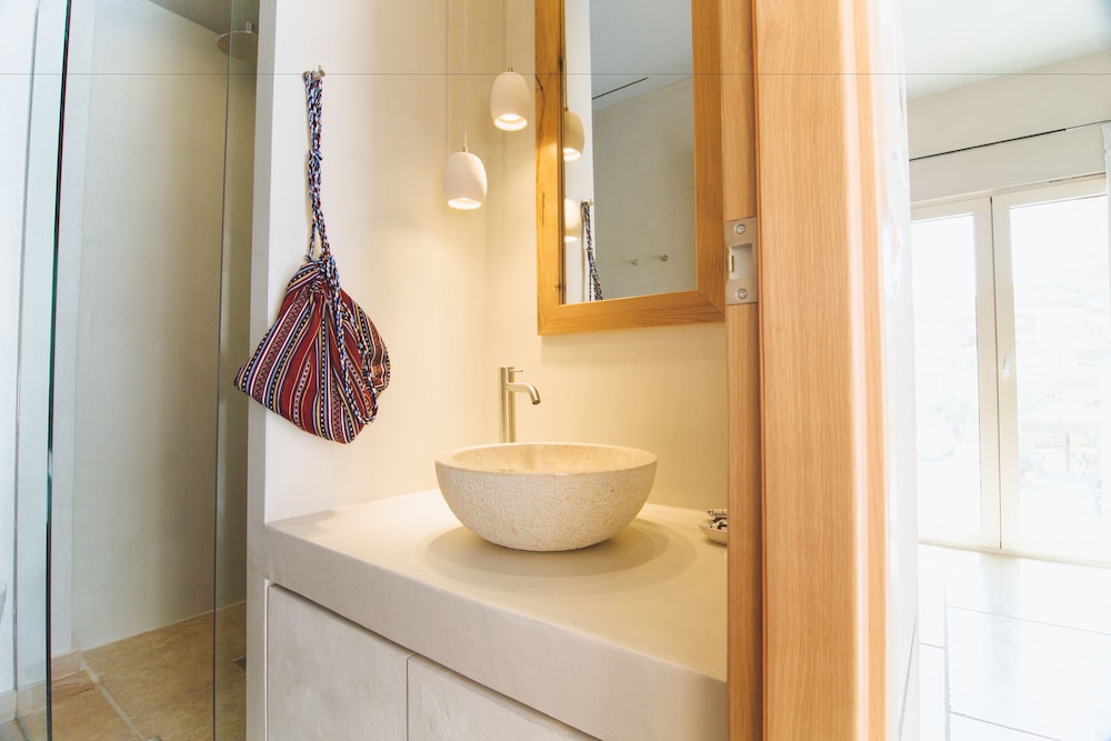 The Theodore Boutique Hotel 50/50