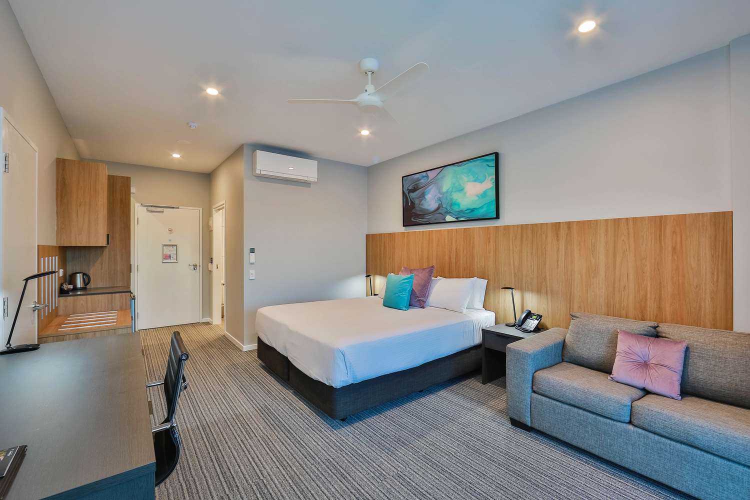Best Western Plus North Lakes Hotel 18/50