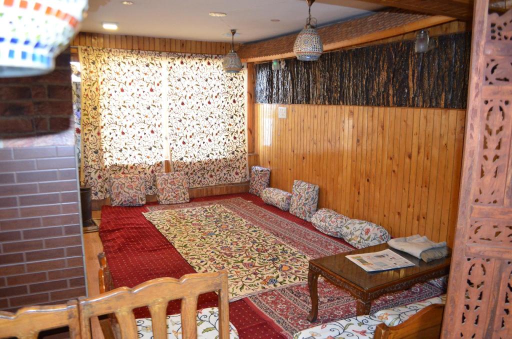 HOTEL PALESTINE 12/18