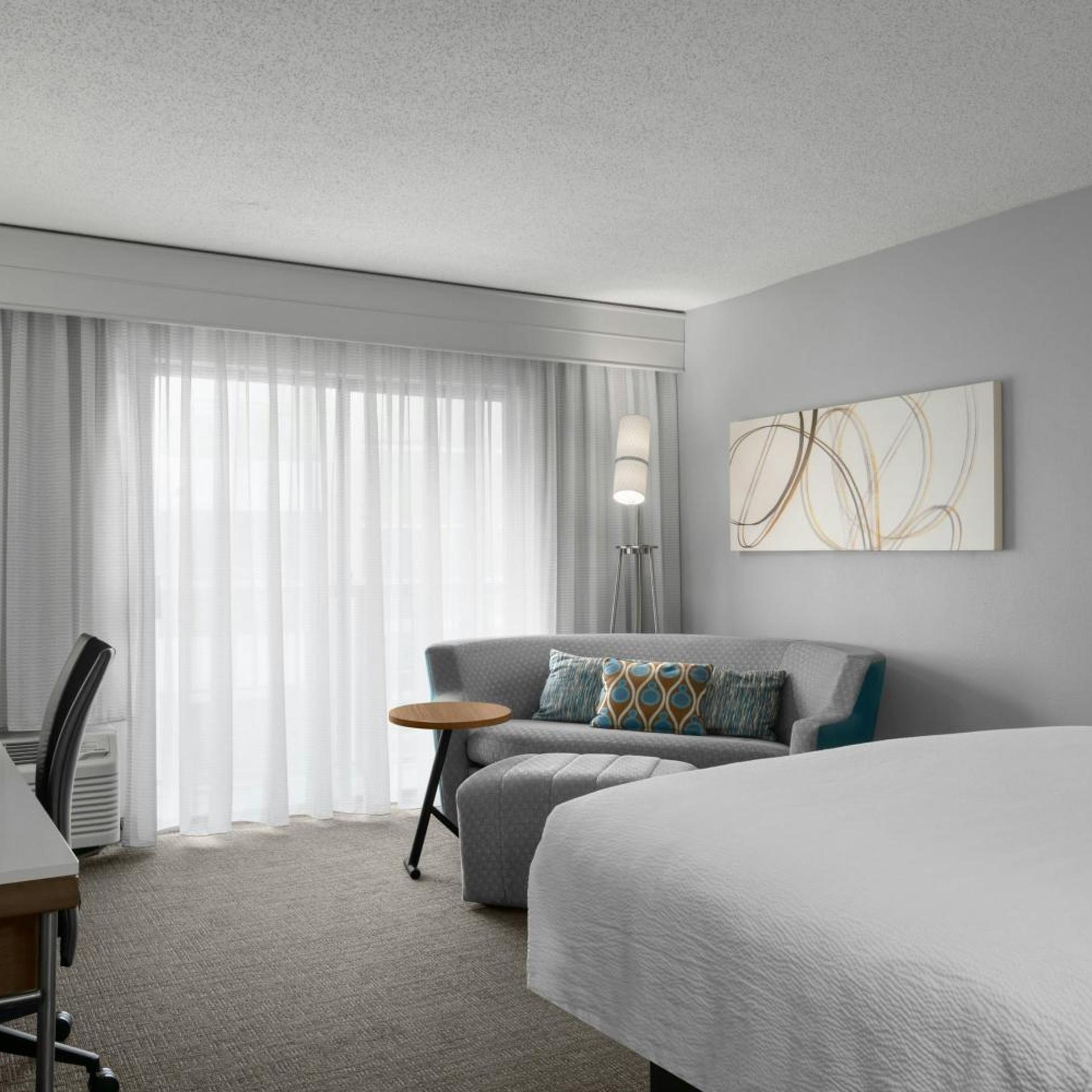 غرفة بسرير كينج مع أريكة بحوض استحمام لذوي الإعاقة، Courtyard by Marriott Charlotte Airport North 4/8