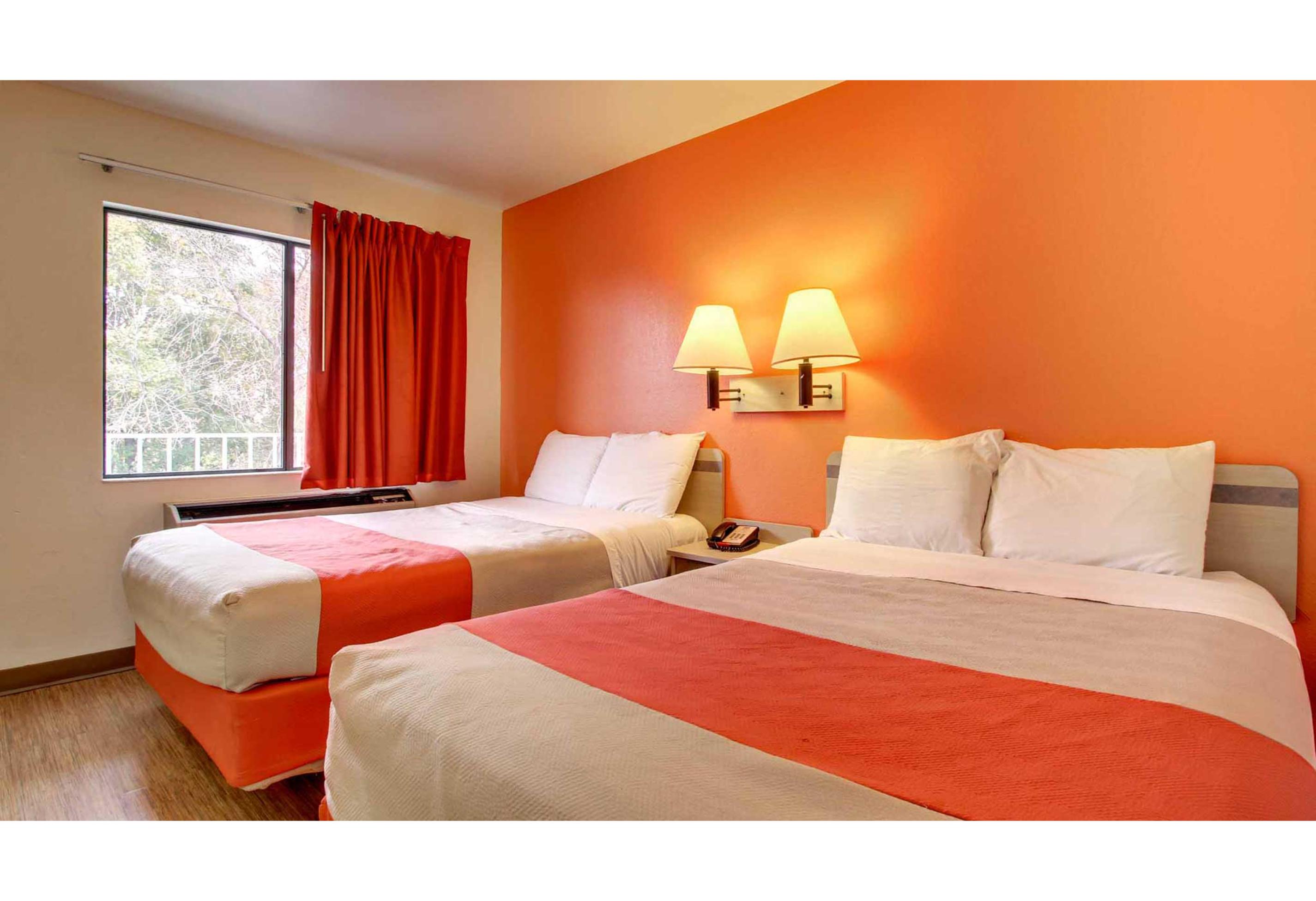 2 Full Beds - Non-Smoking