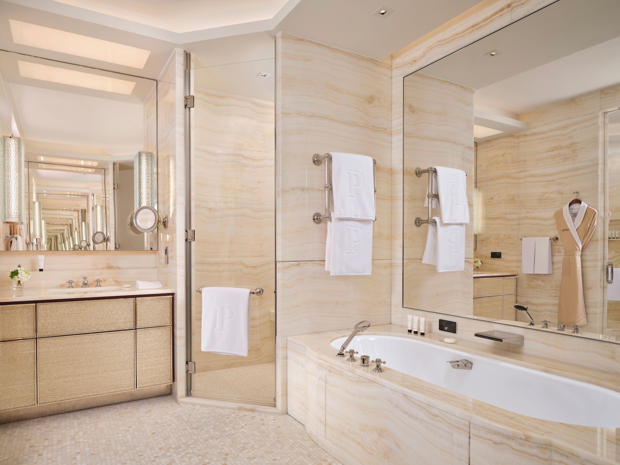 جناح بريميير بسرير كينج، The Peninsula London 2/4