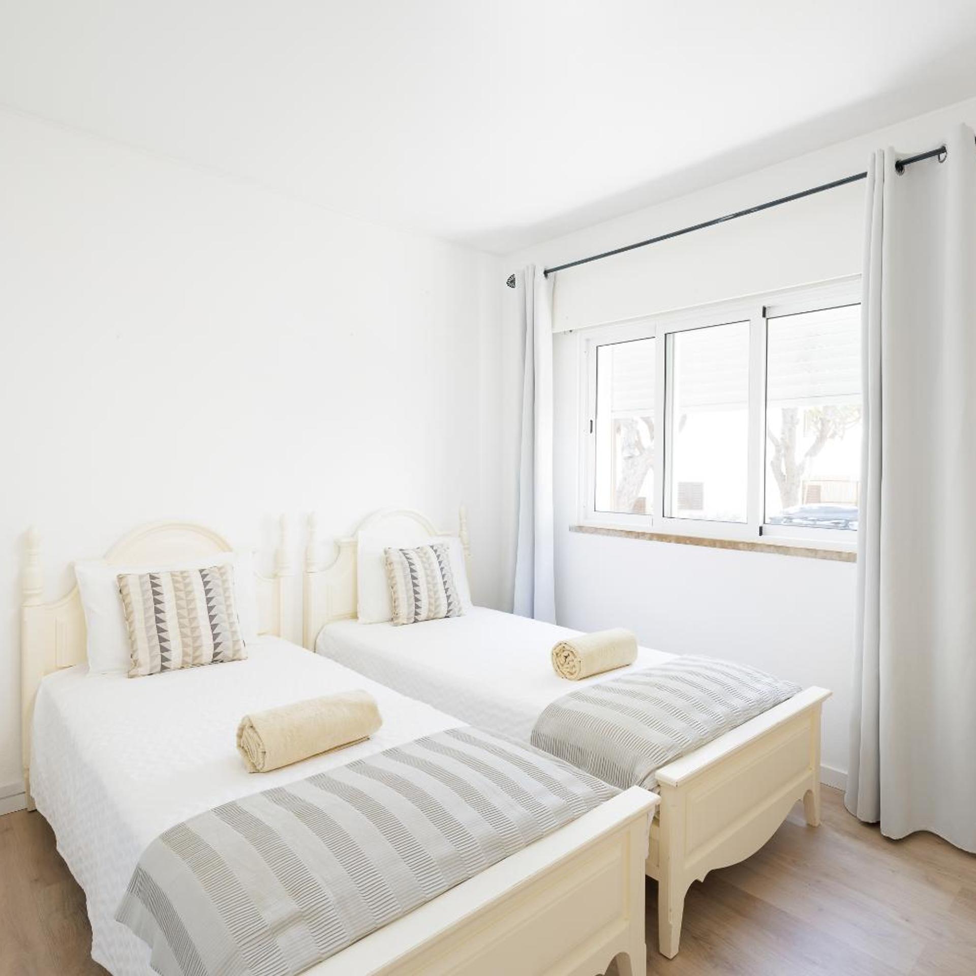 3 Rooms, Town House
