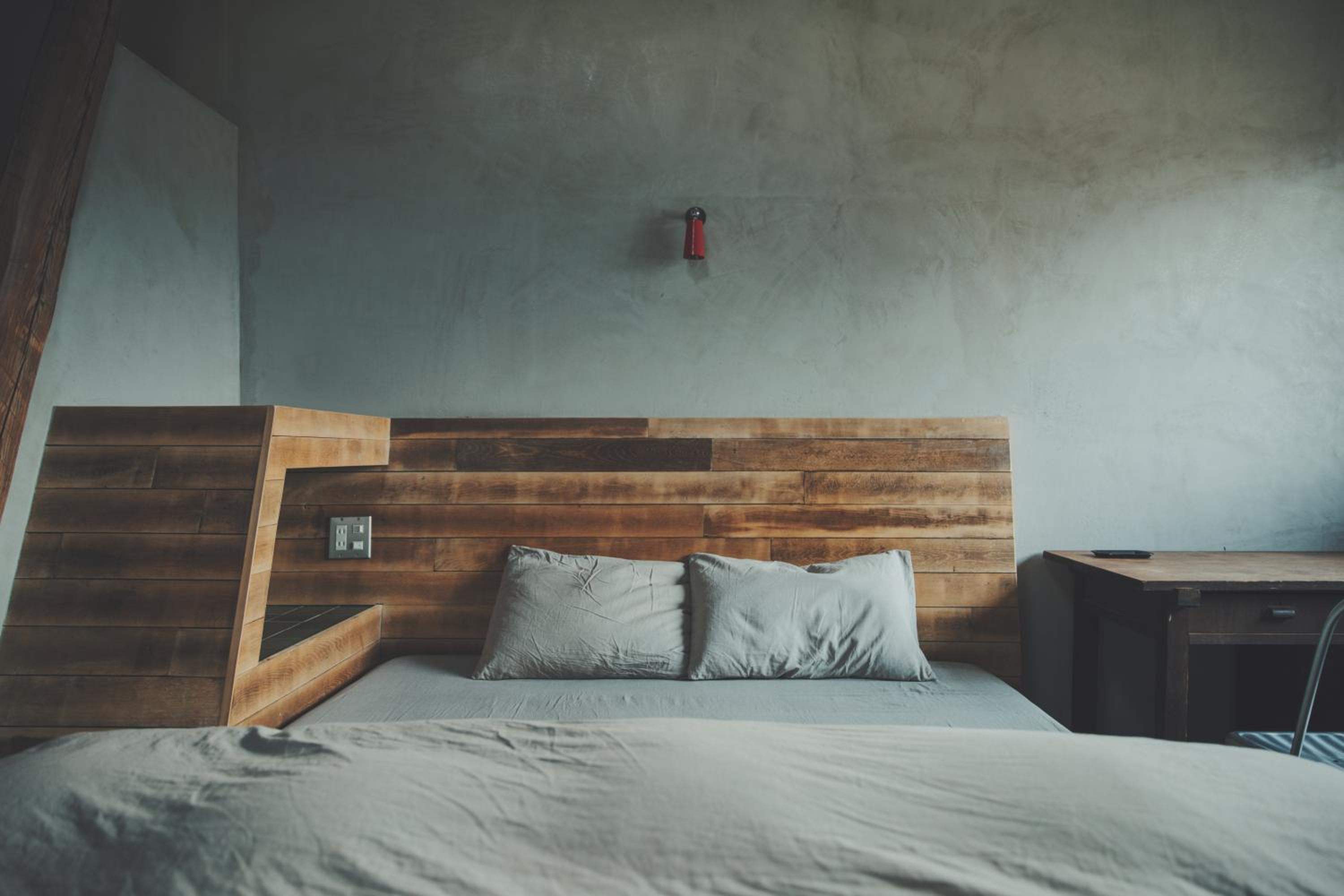 Guest Room, Queen Bed, Shared Bathroom