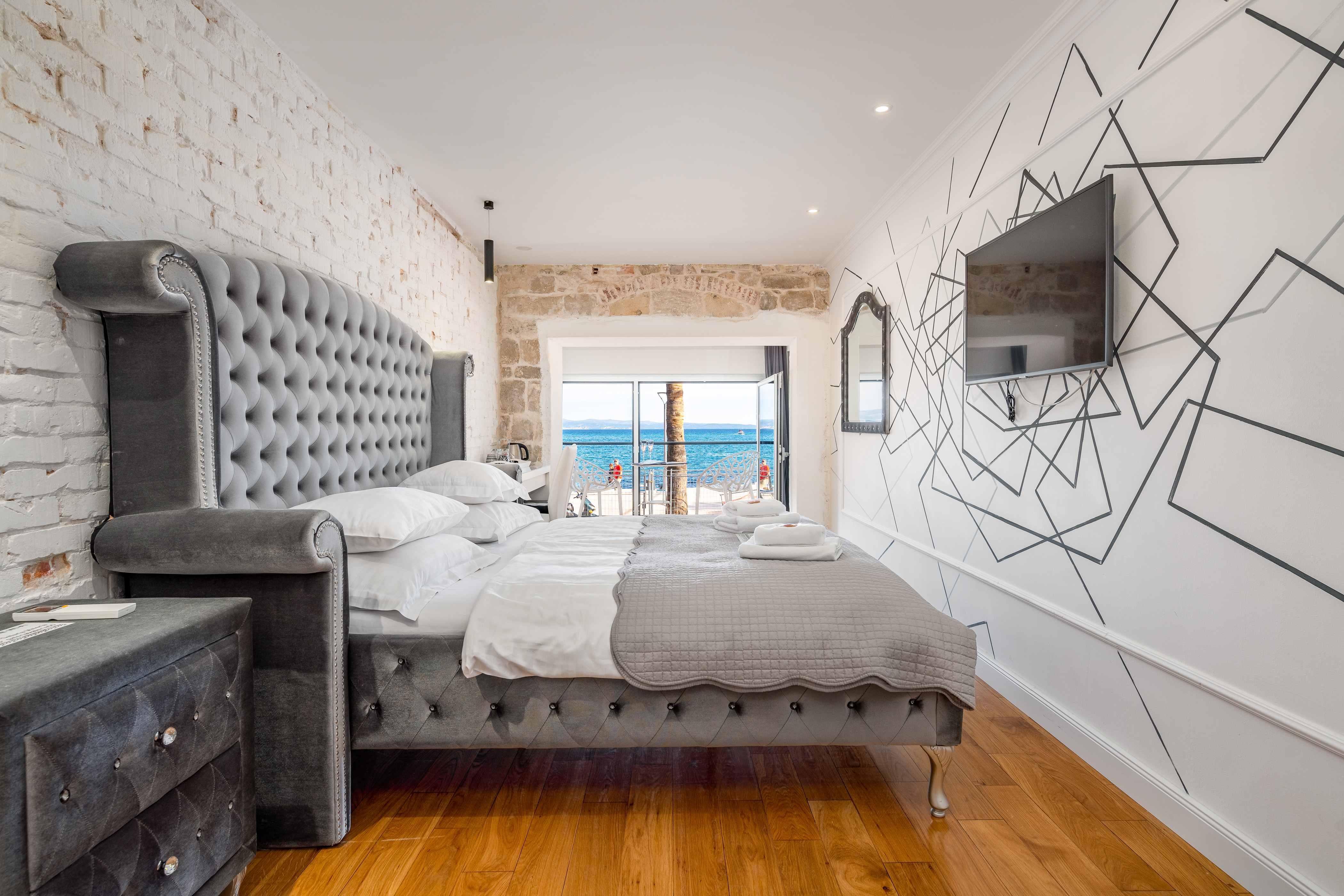 Deluxe, Double Bed, Beach Front، Galeria Valeria Seaside Downtown - MAG Quaint & Elegant Boutique Hotels 7/9
