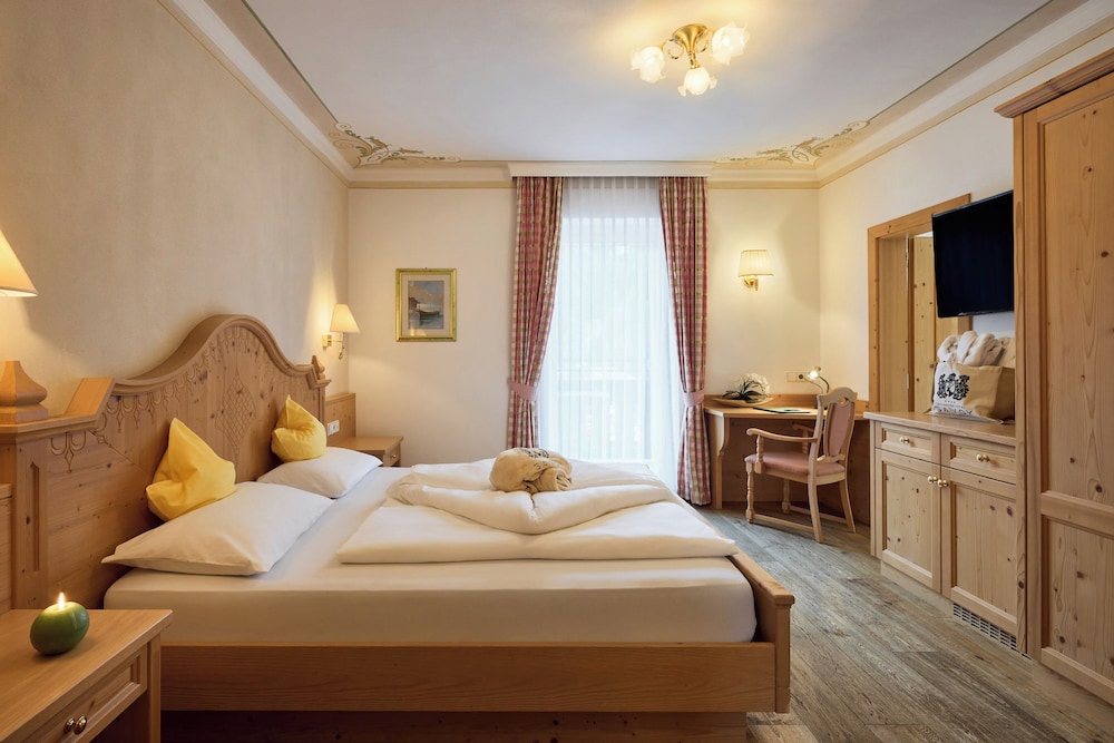 ROOM, DOUBLE BED