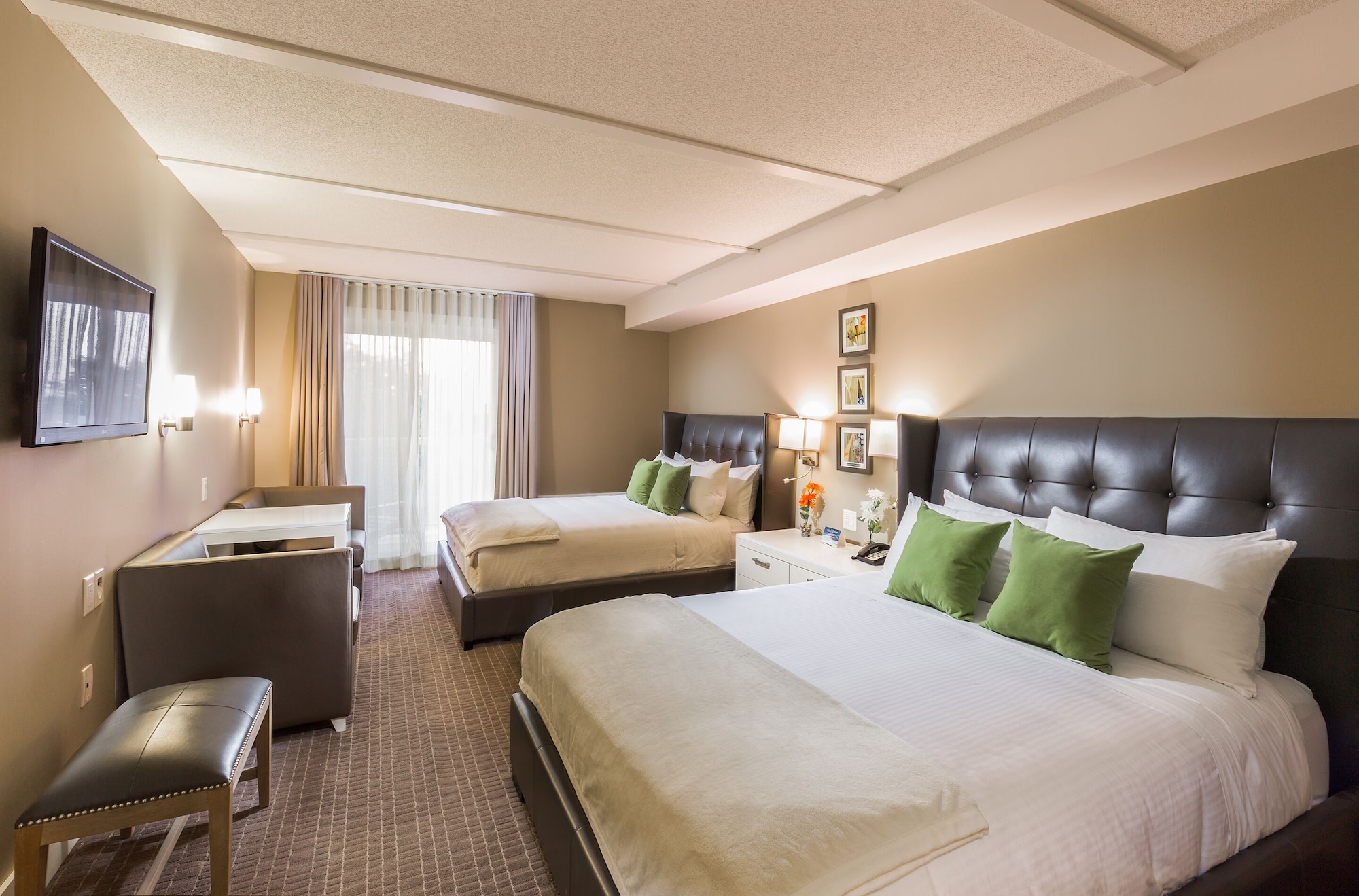 2 Bedrooms, Suite, 1 King and 2 Queen Beds, Water Side, Sofa