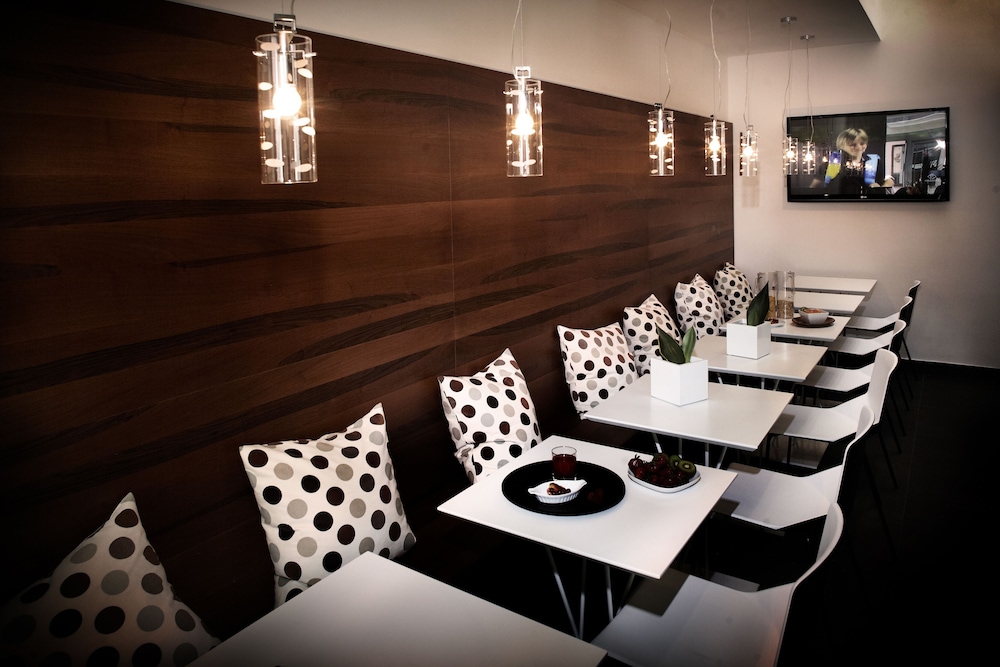 Q Hotel 4/50