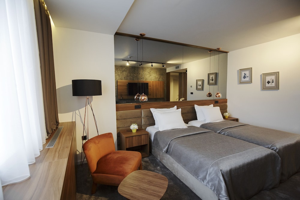 New City Hotel and Restaurant Nis 22/56