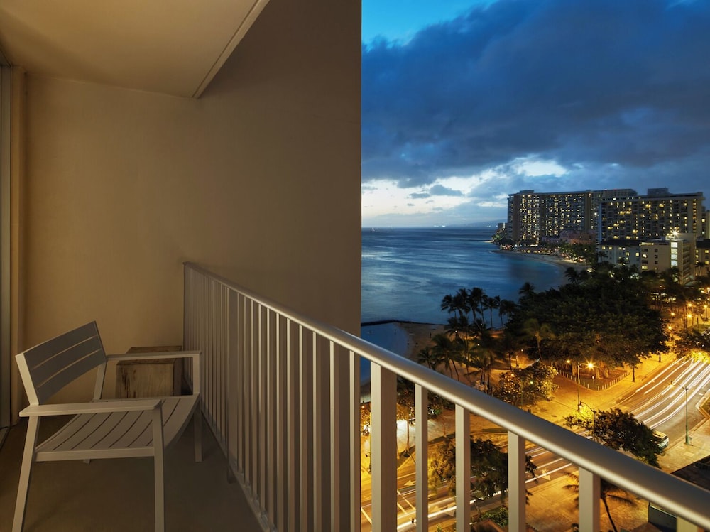 Alohilani Resort Waikiki Beach 7/67