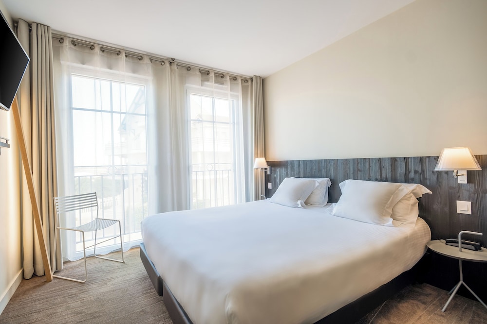 Classic, Queen Bed, City View