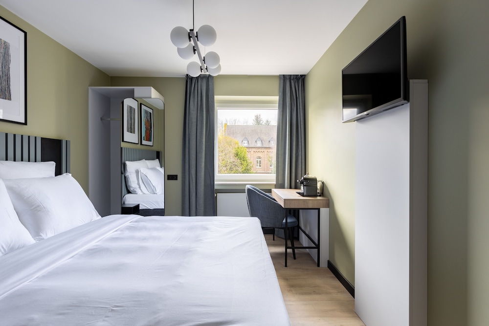 Standard, Queen Bed