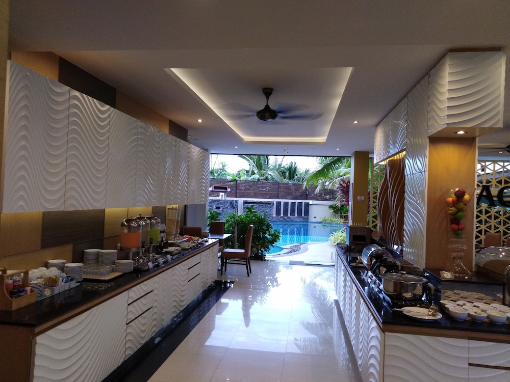 Aqua Resort Phuket 50/70