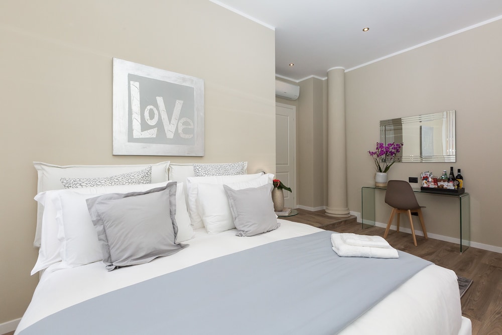 DELUXE, DOUBLE BED, CITY VIEW, BALCONY