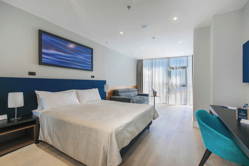 Deluxe, Triple, King Bed, Side Sea View, Sofa