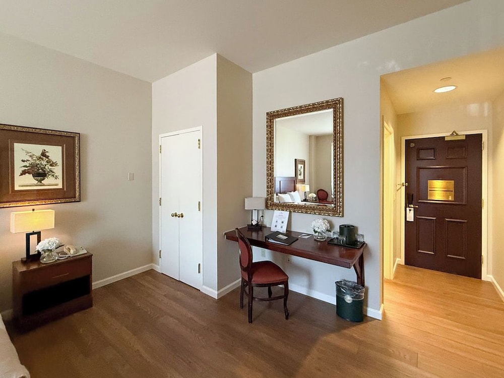 The Inn And Spa At East Wind 32/70
