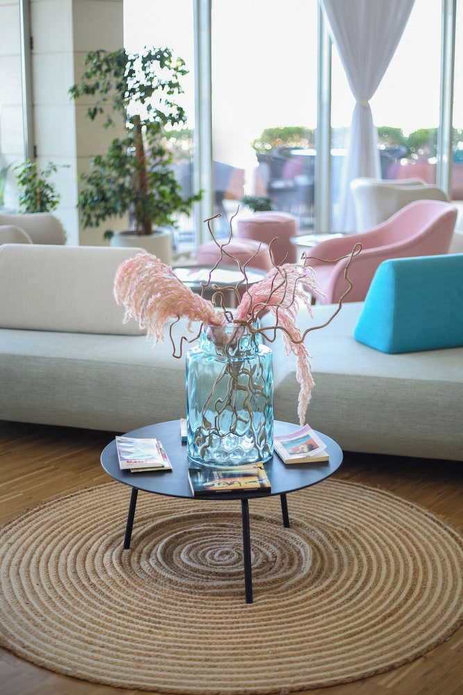Hotel Vlora Priam, Affiliated by Melia 43/65