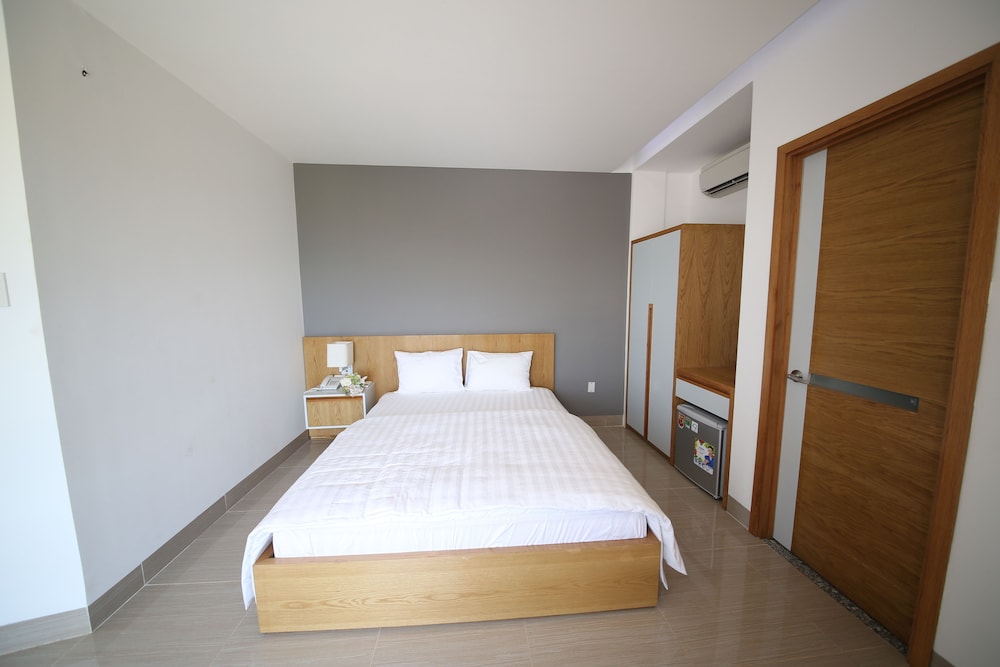 DELUXE, TRIPLE, SEA VIEW
