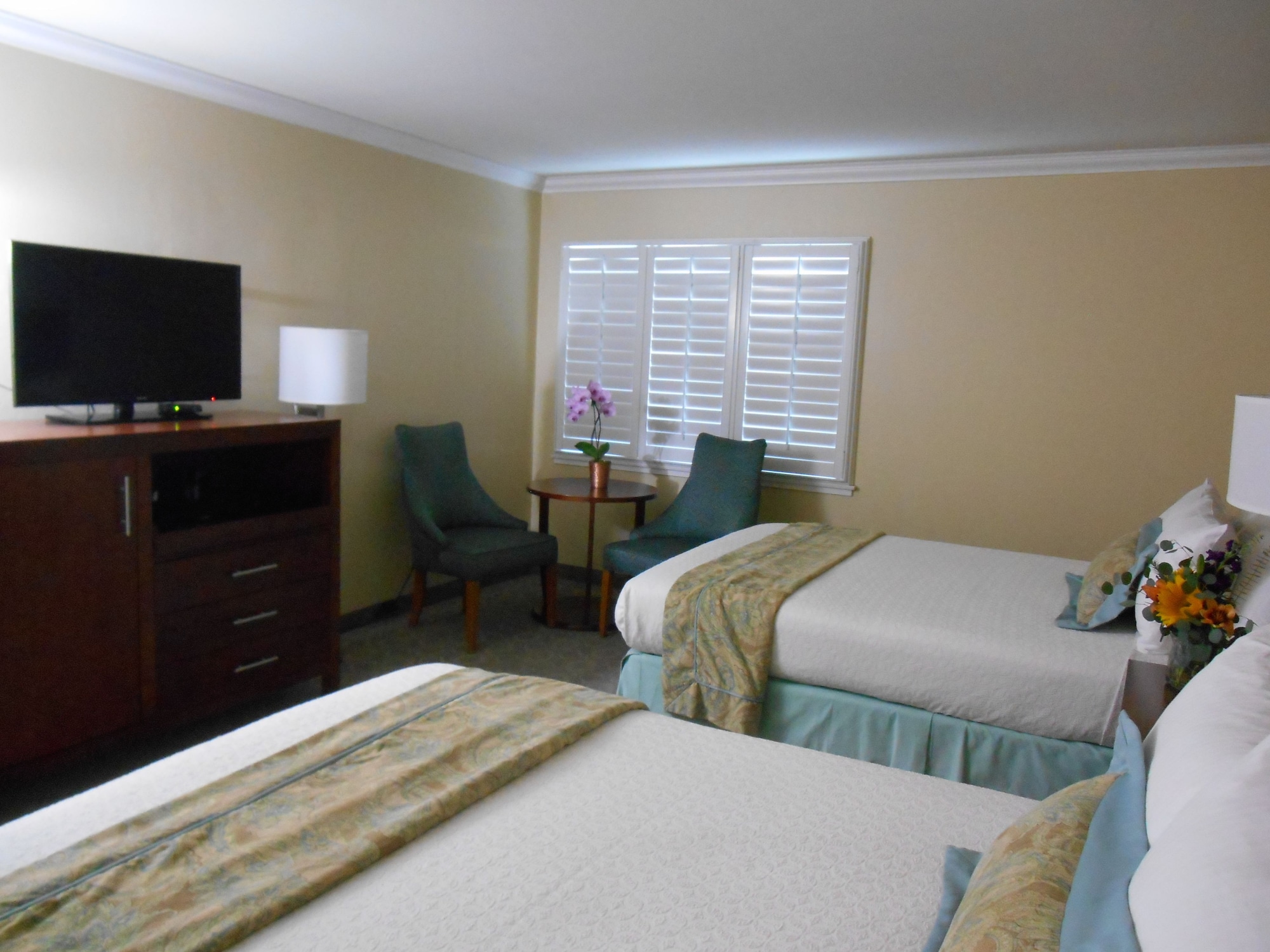 STANDARD, 2 QUEEN BEDS