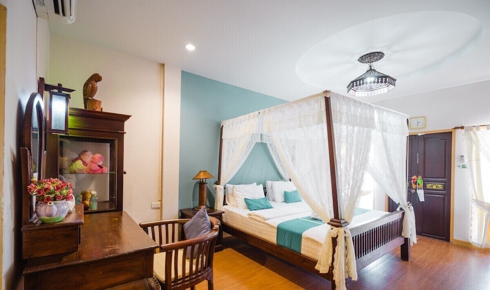 P Paradise Hotel 18/50