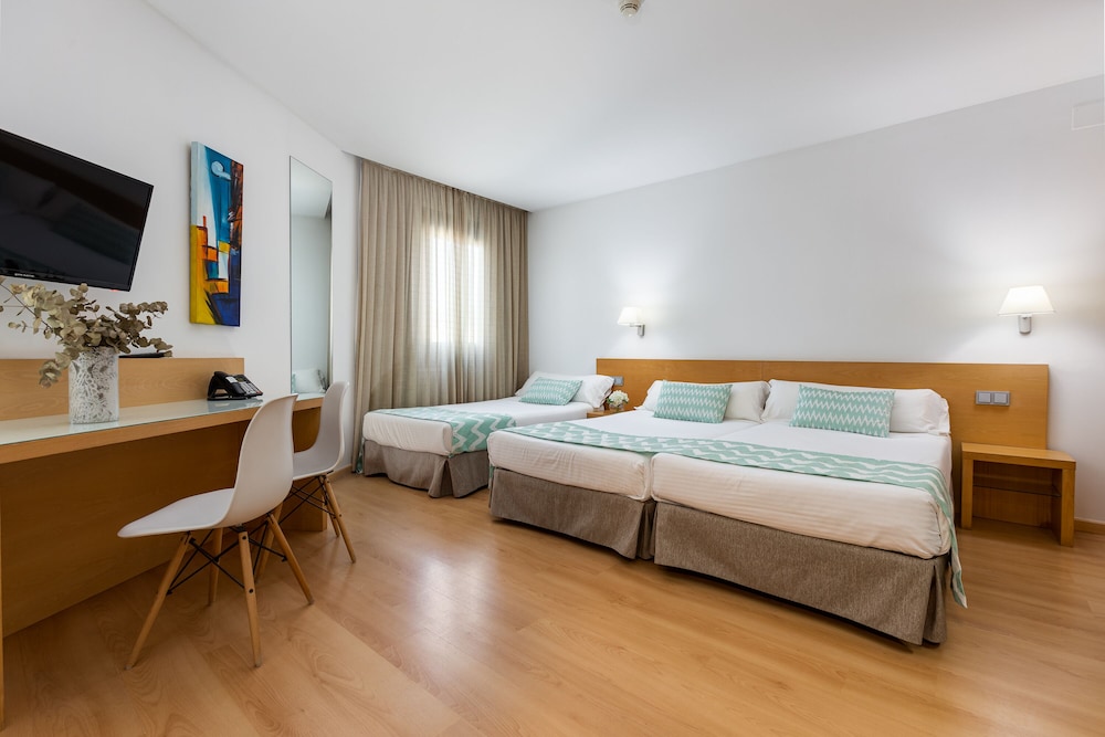 ROOM, 3 BEDS