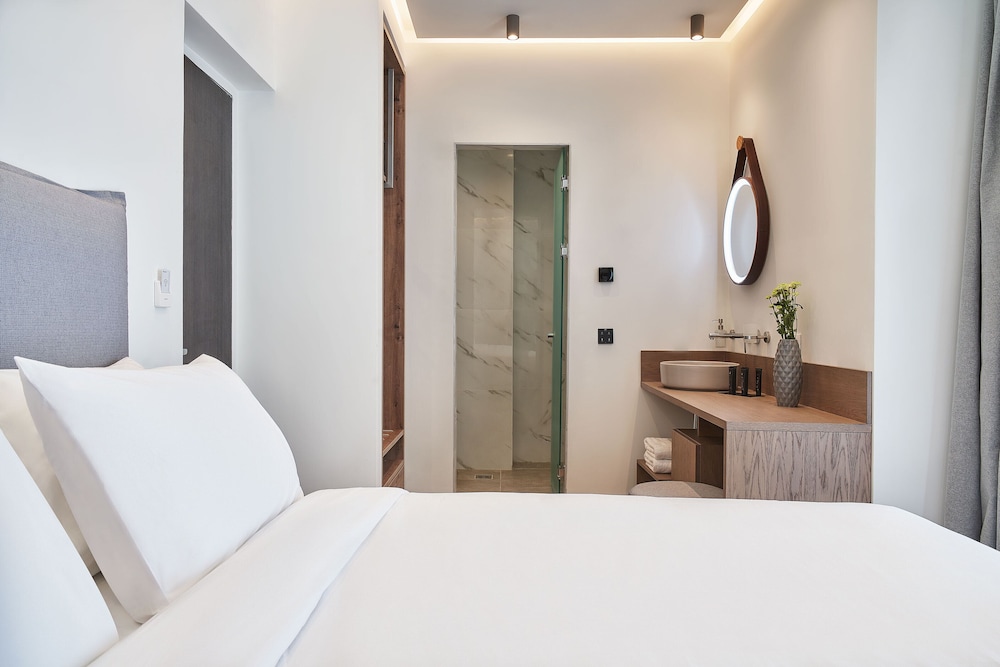 DELUXE, STUDIO, SUITE