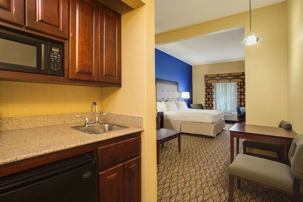 Holiday Inn Express & Suites Tower Center New Brunswick 14/39
