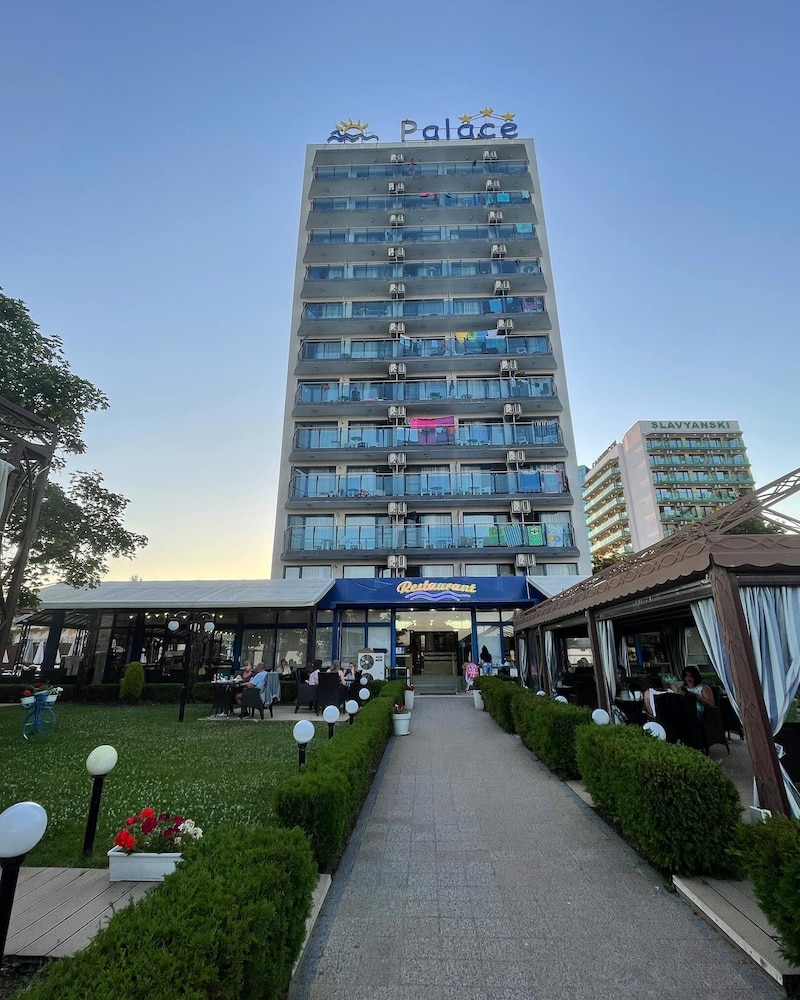 Palace Hotel 4/38