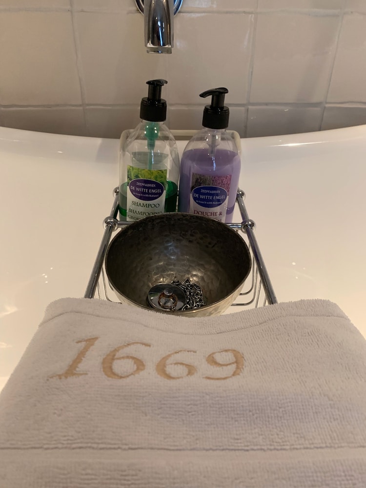 1669 Bed And Breakfast 22/50