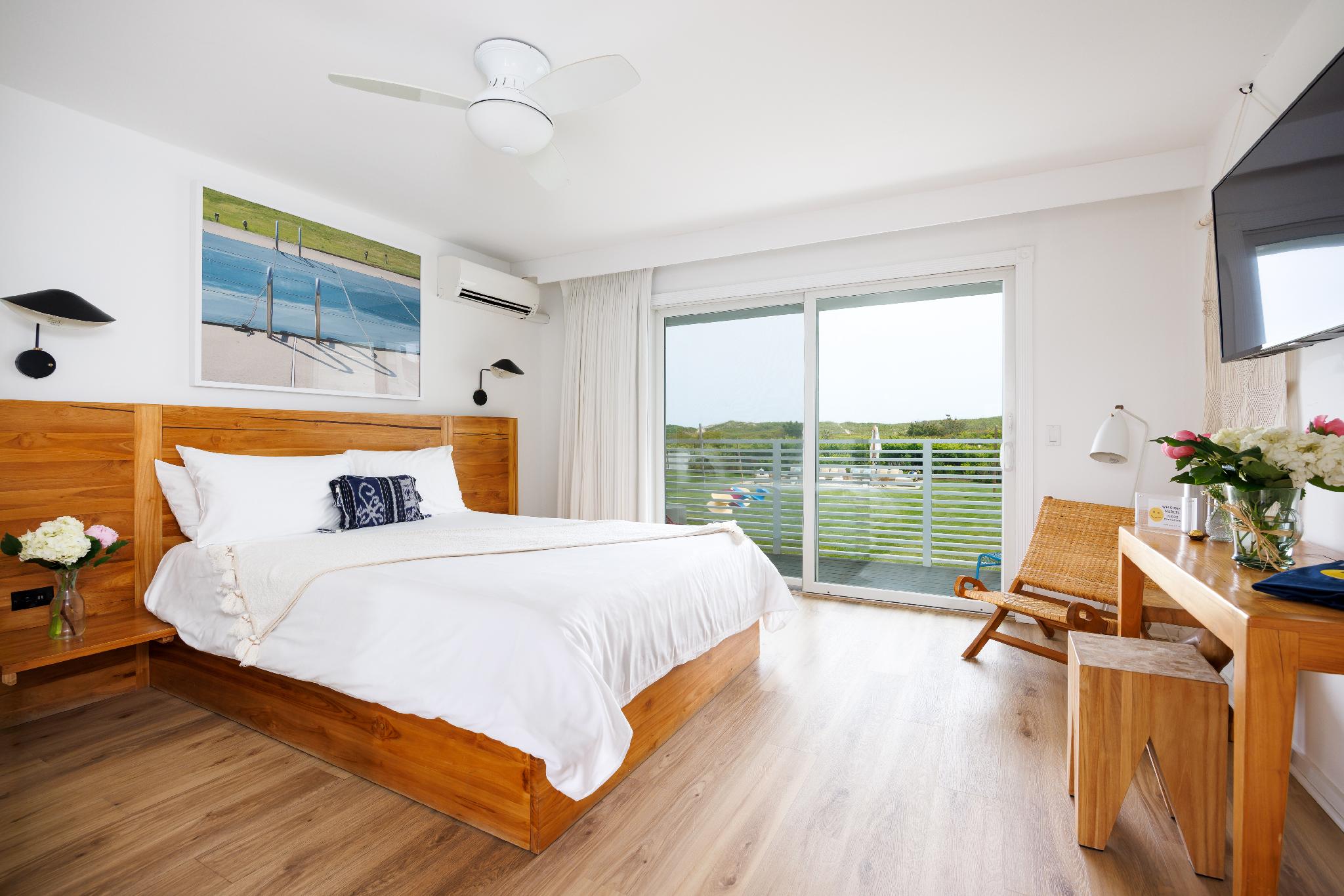 Queen Bed, Accessible