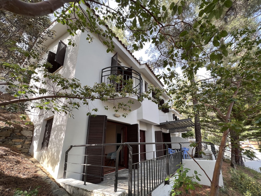 Poed Residence 1/50