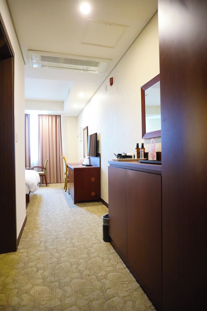 Sunshine Hotel 8/54