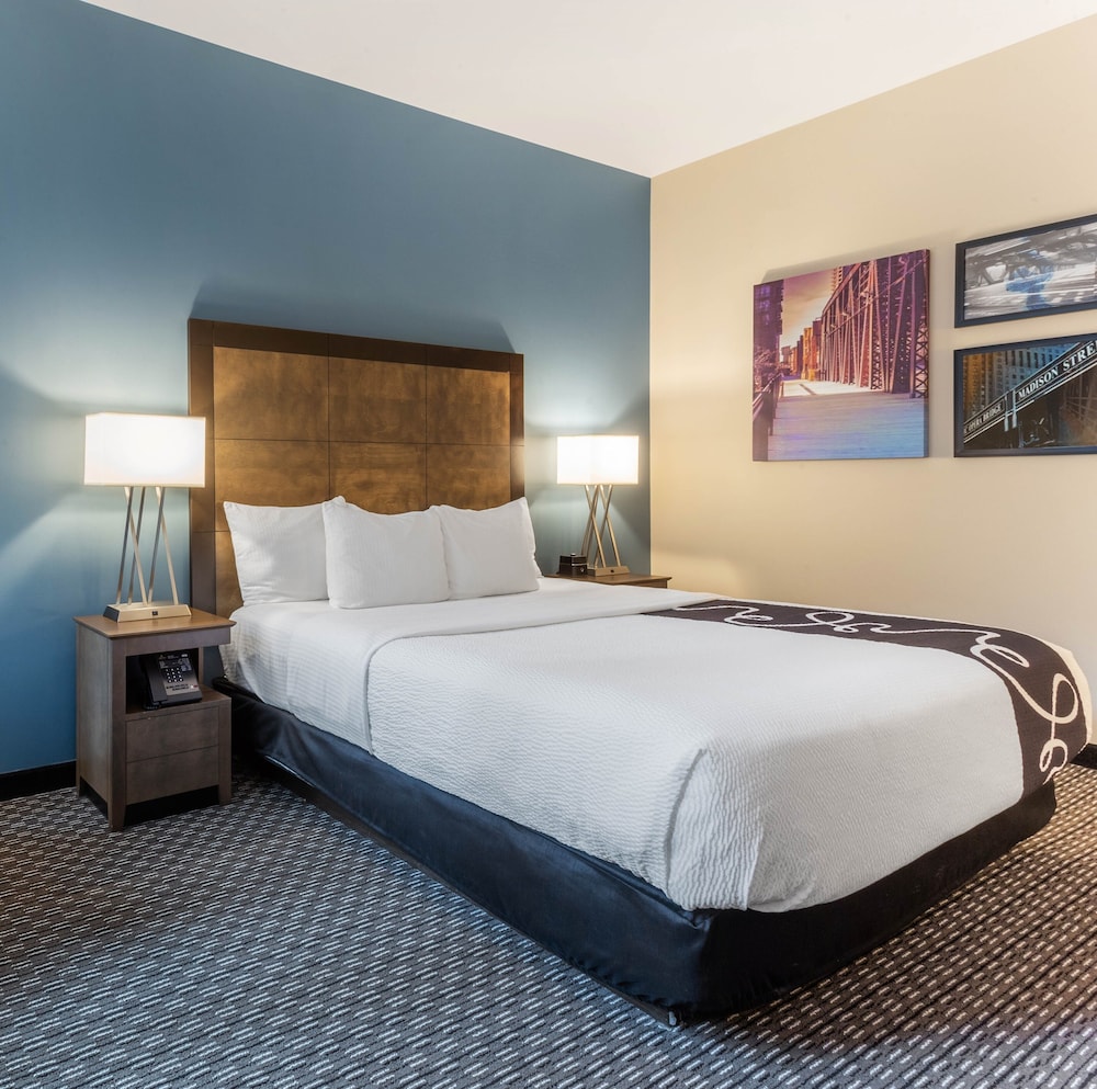 DELUXE, SUITE, KING BED, ACCESSIBLE