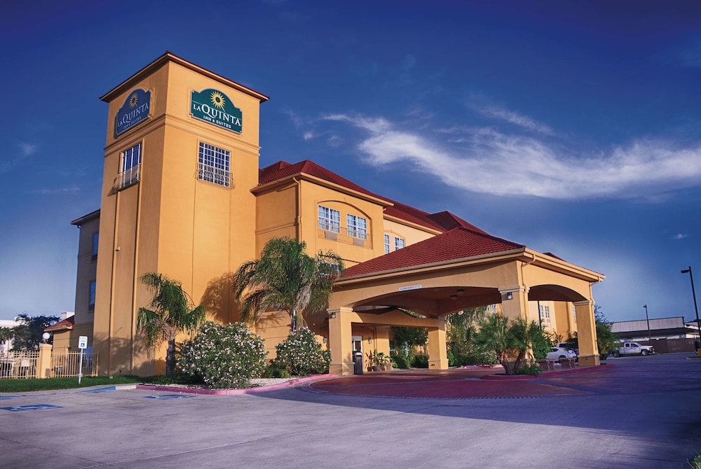 La Quinta Inn & Suites by Wyndham Alice 1/39